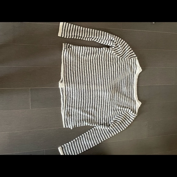 Sadie & Sage sweater perfect for summer. Not too hot. Size Medium. Worn once - Picture 2 of 3